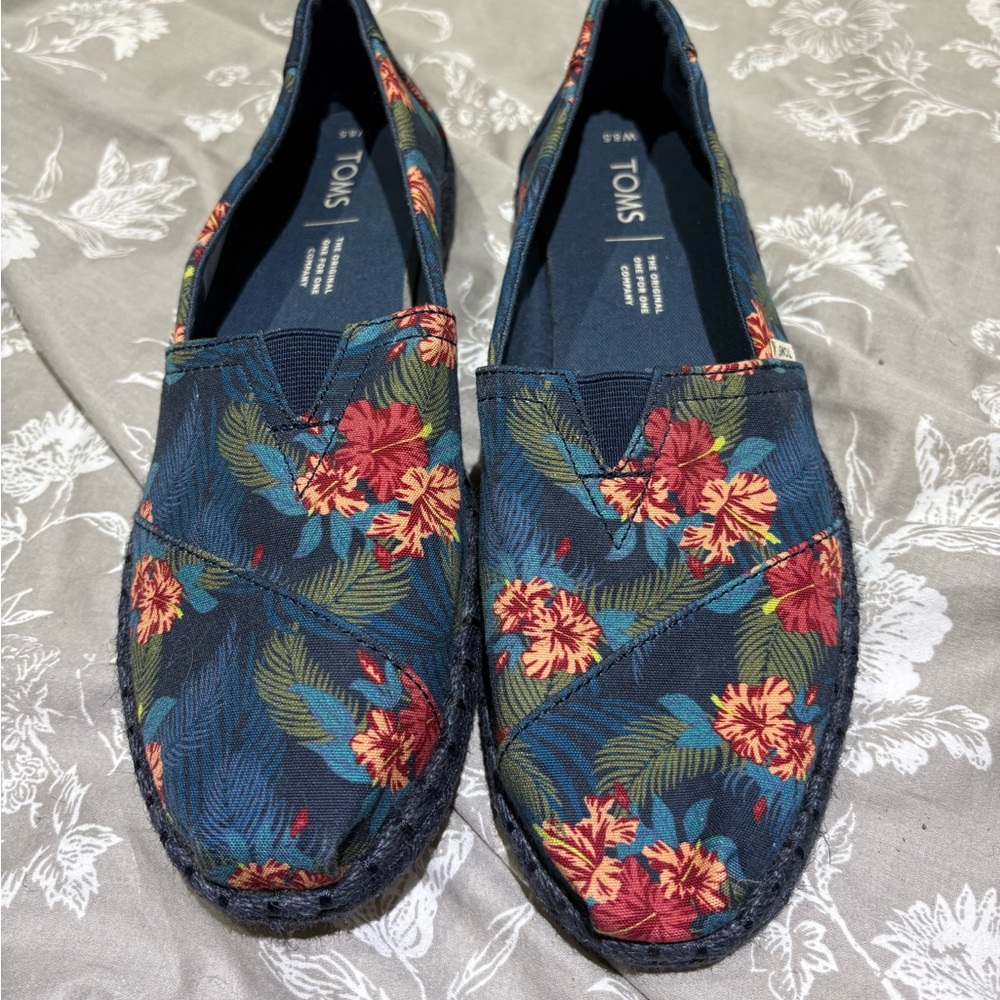 Tom’s espadrille tropical navy blue 8.5 slip on